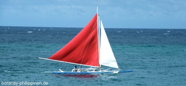 Segeln auf Boracay - Ein kleines Auslegerboot als Segelboot