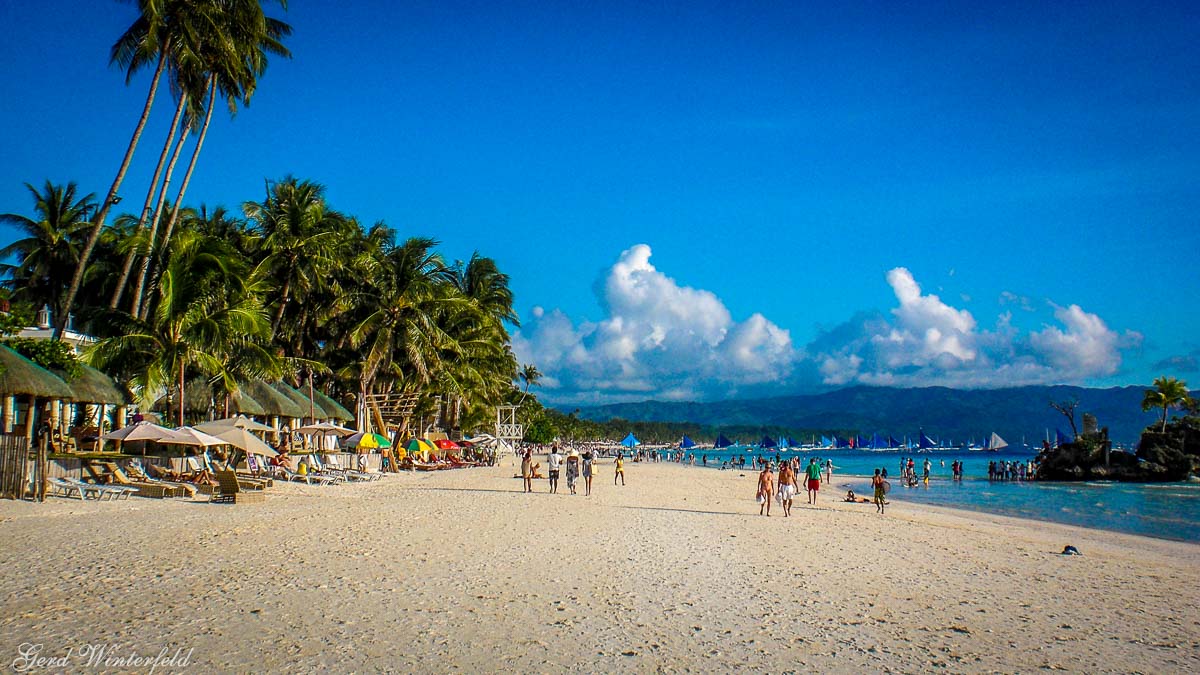 Der White Beach auf Boracay ist der längste, schönste und bekannteste Strand der Insel